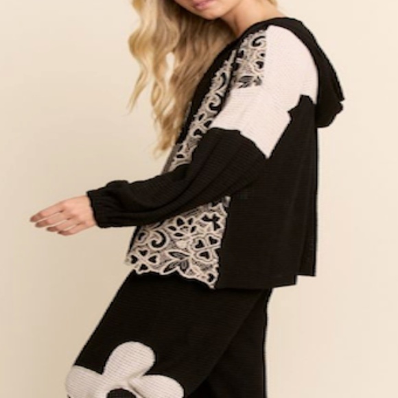 NEW! Davi & Dani Hoodie Oversized Knit Top with Flower Patch & Lace Sz’s L-M-S - Picture 5 of 5